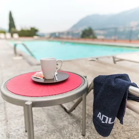 Pool And Lake דירה *